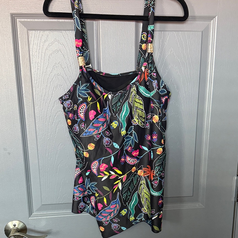 Colorful Patterned Women's Tankini Top
Loc 3 D